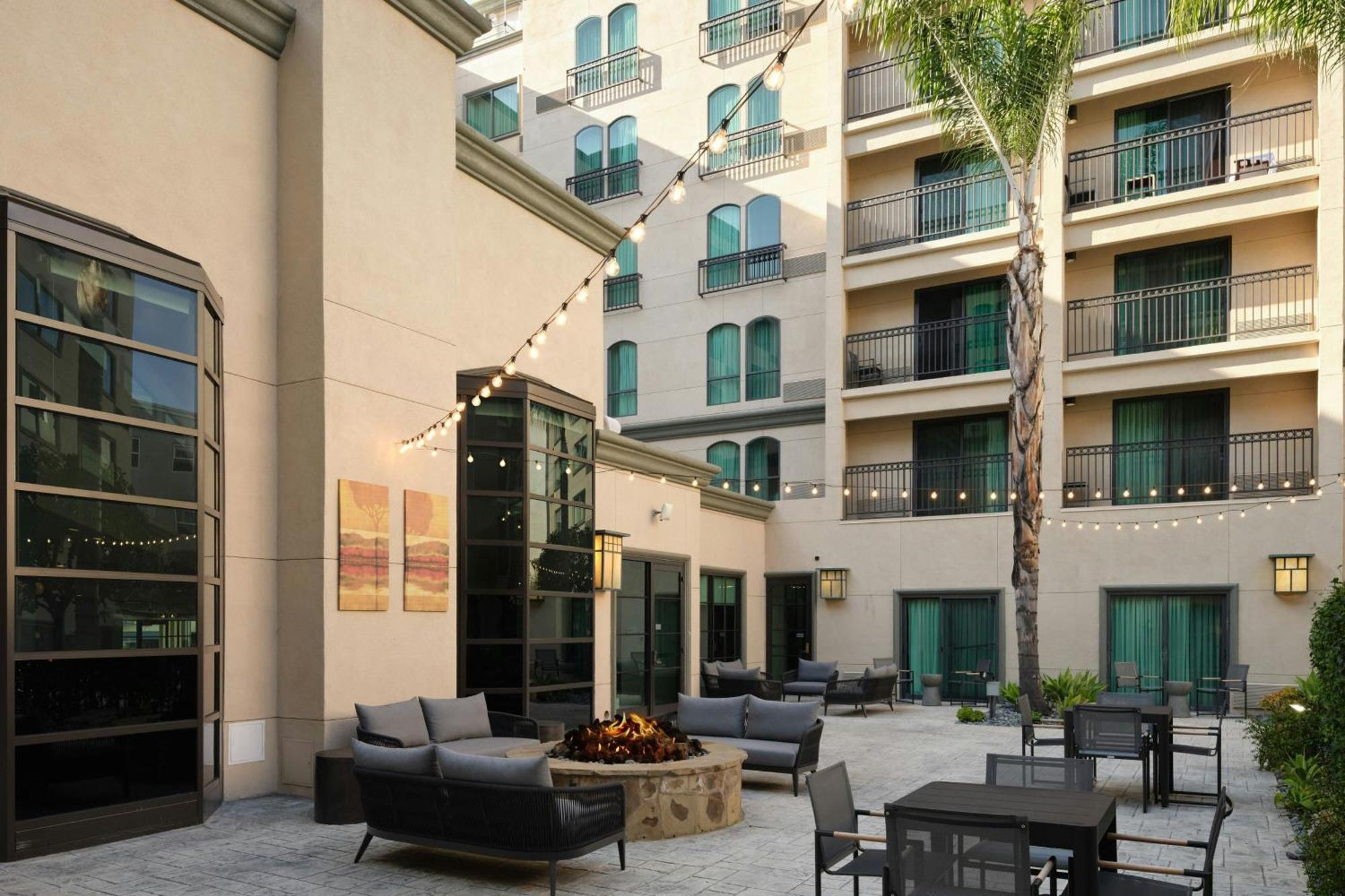 Courtyard By Marriott Los Angeles Pasadena Old Town Екстериор снимка